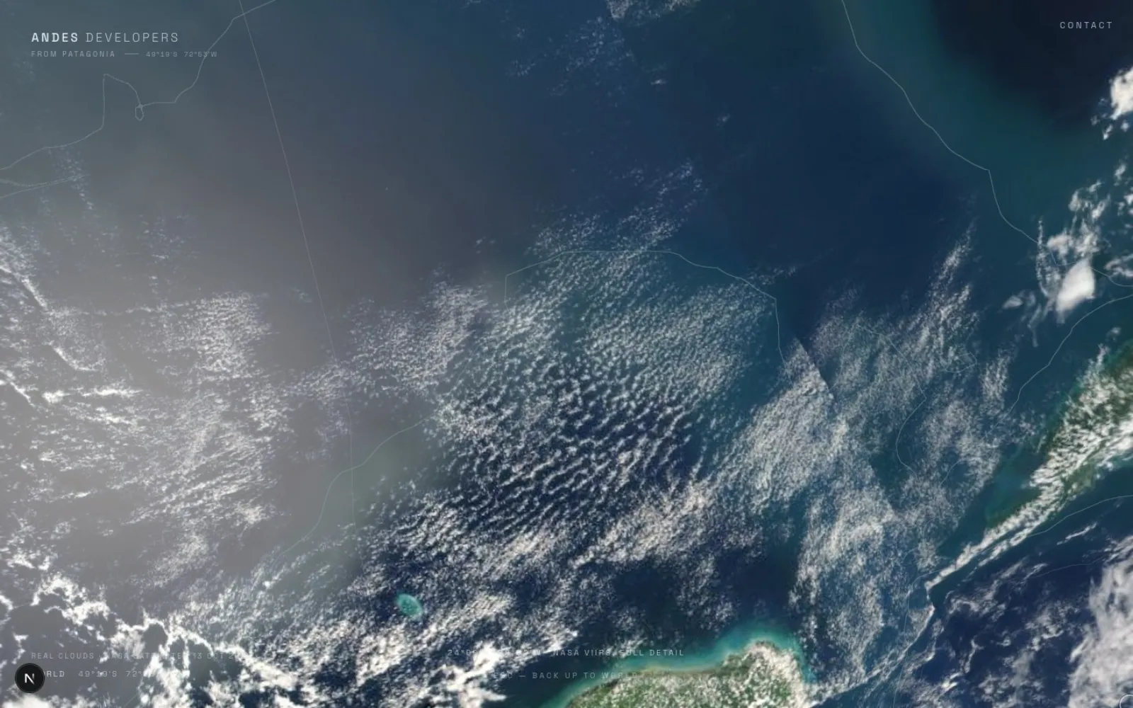 Foto satelital del Golfo de México con la península de Yucatán, el agua turquesa de la costa y calles de nubes