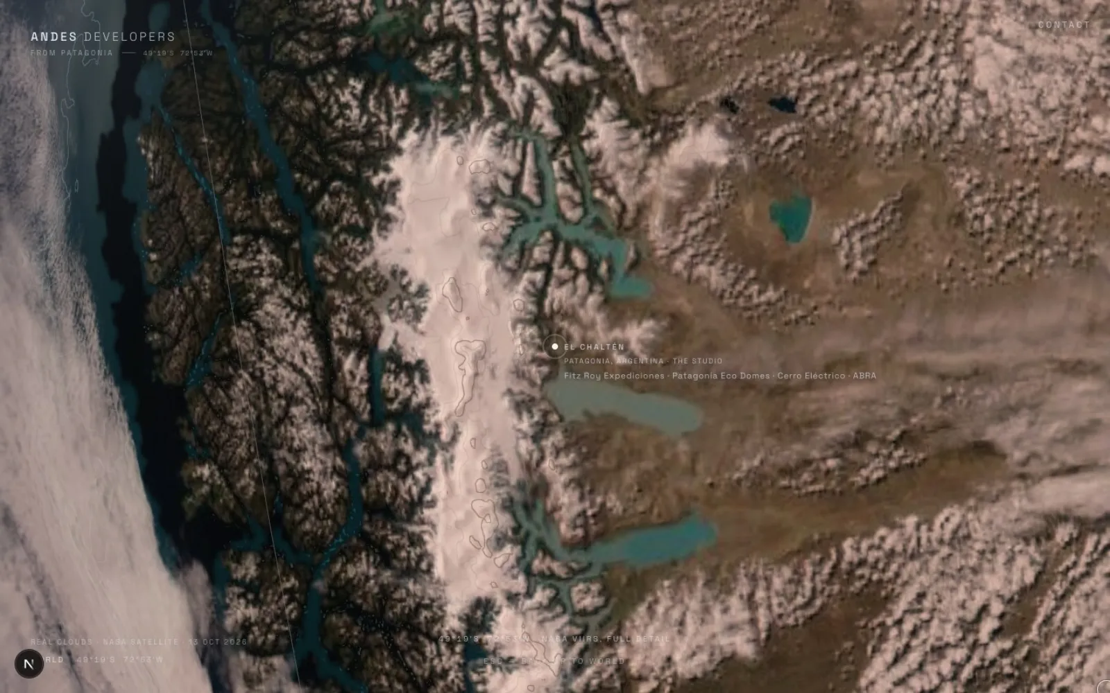 El marcador de El Chaltén sobre la foto satelital: el campo de hielo, los lagos Viedma y Argentino y las nubes sobre la cordillera